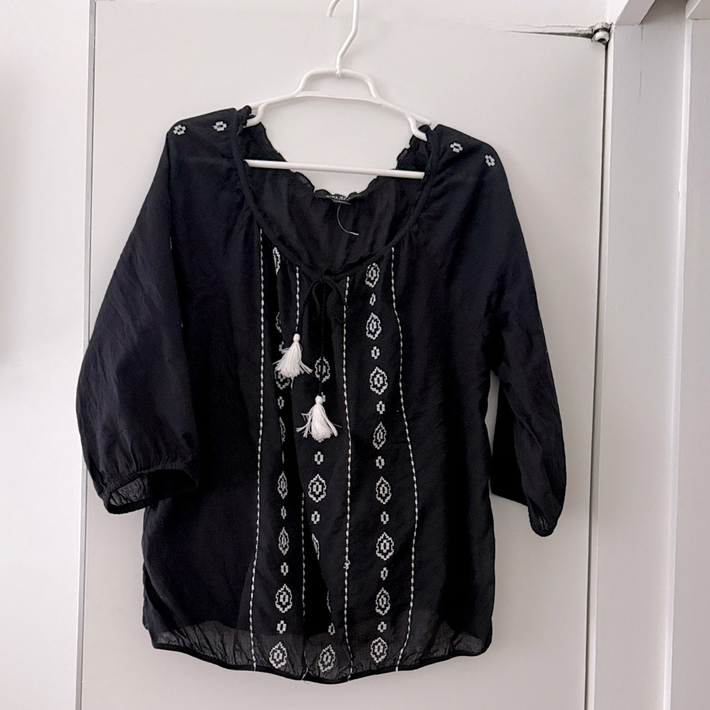 Nine West Jeans Boho embroidered blouse
Dark Navy/white